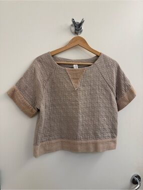 AMADI at Anthropologie Quilted Short-Sleeve Sweatshirt in Taupe